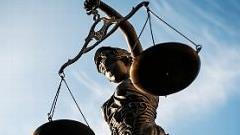 Eine Fahrerflucht brachte einem 19-Jährigen vor dem Amtsgericht in Haßfurt eine Geldstrafe und ein Fahrverbot ein.   Symbolbild