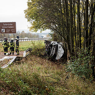 A6 bei Nürnberg: Transporter prallt in Baum - ein Toter