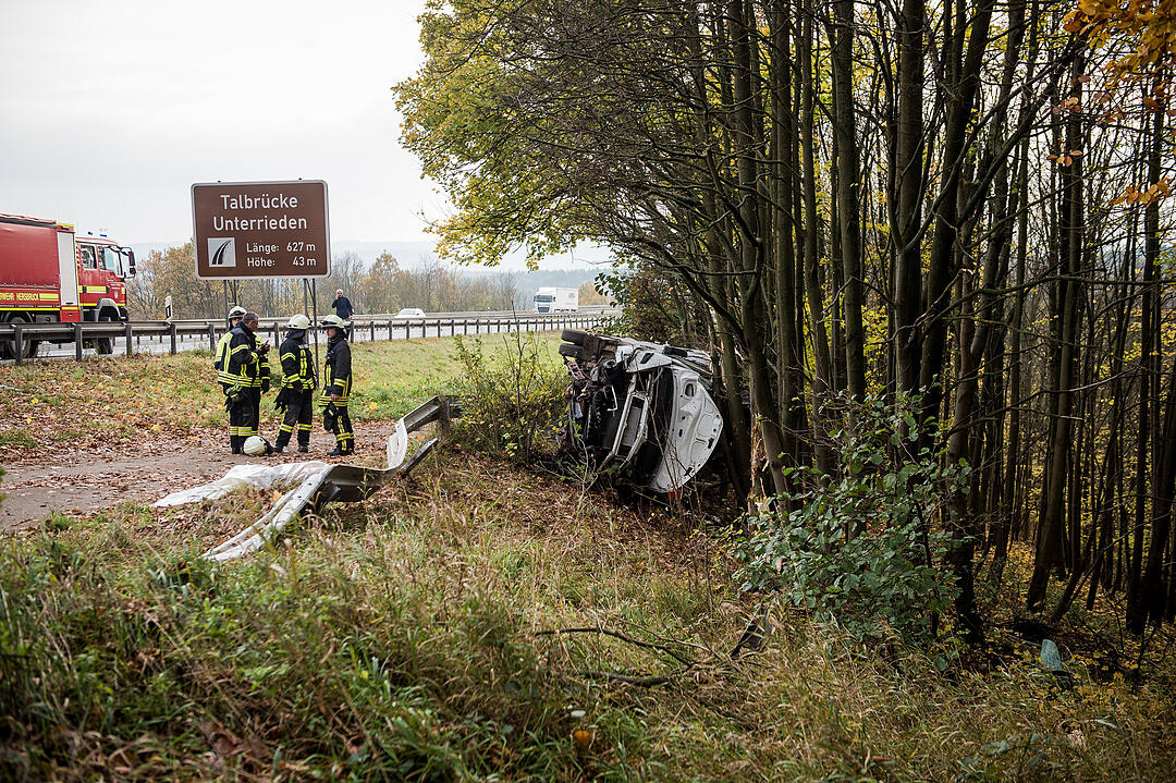A6 bei Nürnberg: Transporter prallt in Baum - ein Toter