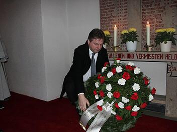 Gemeinderat Markus Löffler legte am Ehrenmal der gefallenen und vermissten Soldaten beider Weltkriege einen Kranz nieder. Foto: Veronika Schadeck