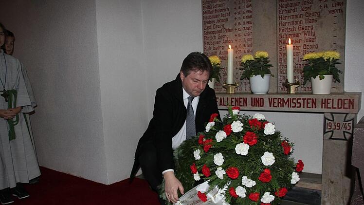 Gemeinderat Markus Löffler legte am Ehrenmal der gefallenen und vermissten Soldaten beider Weltkriege einen Kranz nieder. Foto: Veronika Schadeck