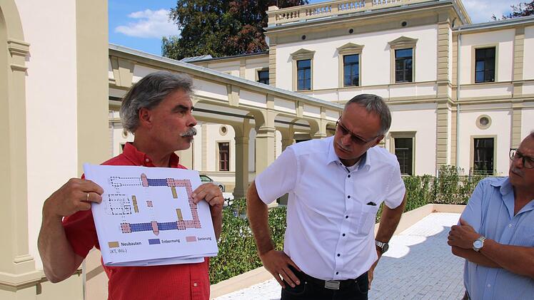Der Kreistag hat das neue Behördenzentrum besichtigt. Foto: Ralf Ruppert