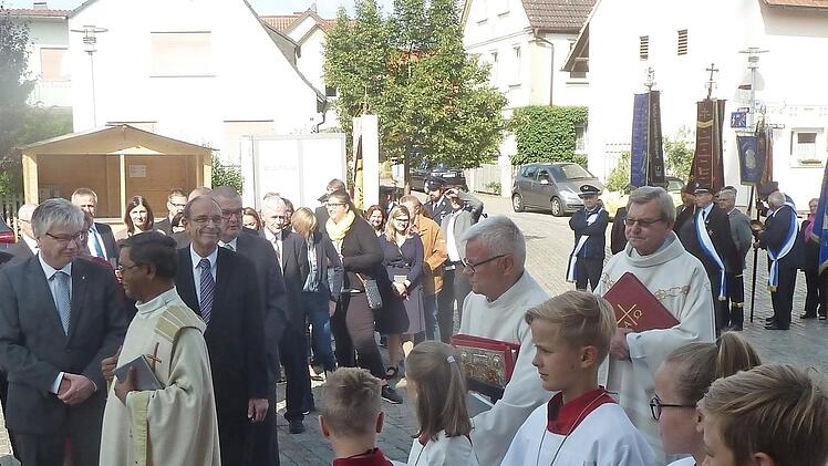 Bürgermeister Gerst (l.) und weitere Honoratioren vor Beginn des Kirchweihgottesdiensts Fotos: privat