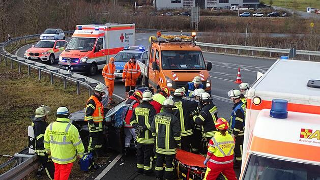 Nach einem schweren Unfall auf der B14 musste die Feuerwehr einen Autofahrer aus seinem Fahrzeug befreien. Foto: Feuerwehr Lauf an der Pegnitz