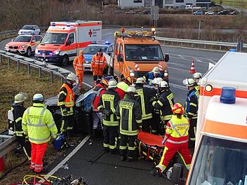 Nach einem schweren Unfall auf der B14 musste die Feuerwehr einen Autofahrer aus seinem Fahrzeug befreien. Foto: Feuerwehr Lauf an der Pegnitz