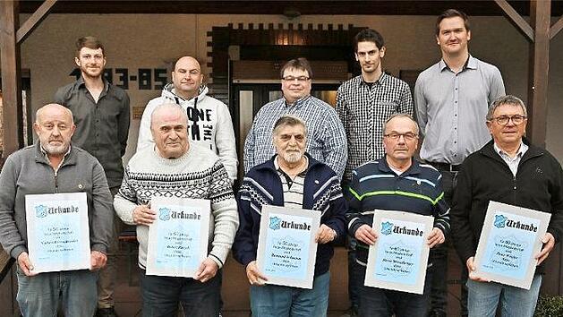 F&uuml;r ihre Treue geehrt wurden (untere Reihe von links) Norbert Bernschneider (50 Jahre), Robert Porzelt (60 Jahre), Reimund Schramm (50 Jahre), Horst Messelberger (60 Jahre) und Peter Witzler (60 Jahre) zusammen mit dem Vereinsvorstand (oben) stellv. Vorsitzender Dominik Schirmer, J&ouml;rg Kapfhammer (40 Jahre), Vorsitzender Andreas Roth, Schriftf&uuml;hrer Daniel Deuerling und Kassier Steffen Scheler Fotos: V&ouml;lkl