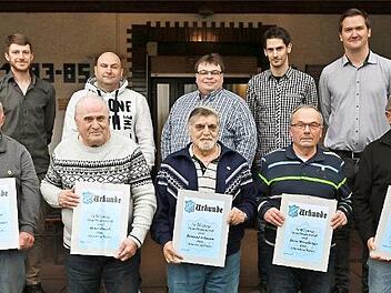 Für ihre Treue geehrt wurden (untere Reihe von links) Norbert Bernschneider (50 Jahre), Robert Porzelt (60 Jahre), Reimund Schramm (50 Jahre), Horst Messelberger (60 Jahre) und Peter Witzler (60 Jahre) zusammen mit dem Vereinsvorstand (oben) stellv. Vorsitzender Dominik Schirmer, Jörg Kapfhammer (40 Jahre), Vorsitzender Andreas Roth, Schriftführer Daniel Deuerling und Kassier Steffen Scheler Fotos: Völkl