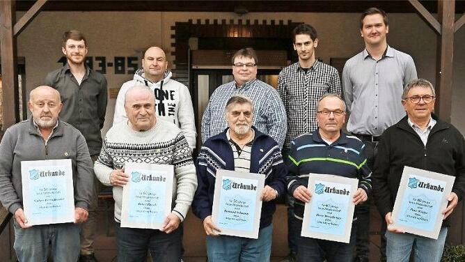 Für ihre Treue geehrt wurden (untere Reihe von links) Norbert Bernschneider (50 Jahre), Robert Porzelt (60 Jahre), Reimund Schramm (50 Jahre), Horst Messelberger (60 Jahre) und Peter Witzler (60 Jahre) zusammen mit dem Vereinsvorstand (oben) stellv. Vorsitzender Dominik Schirmer, Jörg Kapfhammer (40 Jahre), Vorsitzender Andreas Roth, Schriftführer Daniel Deuerling und Kassier Steffen Scheler Fotos: Völkl