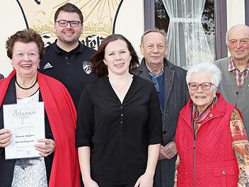 Ehrungen beim TSV Sonnefeld (von links): Zweiter Bürgermeister Claus Höcherich, Ursula Mäffert, Maik Friedrich, Zweite Vorsitzende Jasmin Veltzke, Ulrich Knoch, Helmtrud und Adolf Rädlein, Louis Kappenberger  Foto: Alexandra Kemnitzer