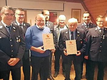 Bei der Ehrung (v.&nbsp;l.): Vorsitzender Heinrich W&ouml;lfel, KBI Wolfgang Wunner, Walter Richter, Kommandant Stephan Herbst, Zweiter B&uuml;rgermeister Walther Metzner, Anton Hostalka, Adjutant Patrick Brendel und stellvertretender Vorsitzender Alexander Sperber Foto: Roland Sch&auml;fer