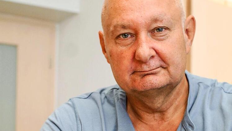 chwarz auf weiß: Der Tettauer Bürgermeister Peter Ebertsch sammelt Briefmarken. Doch im Fall des Breitbandausbaus ist der Schriftzug auf dem Umschlag entscheidend. Foto: Bastian Sünkel