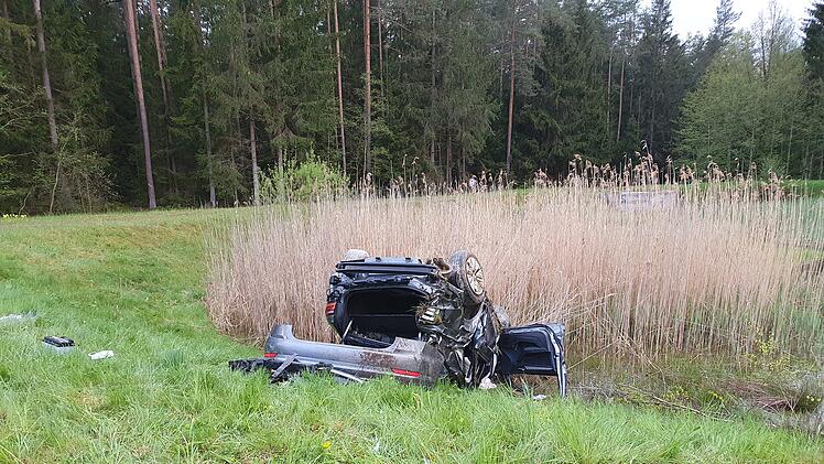 Auto kommt von A9 ab und kommt auf dem Dach vor L&ouml;schweiher zum Liegen