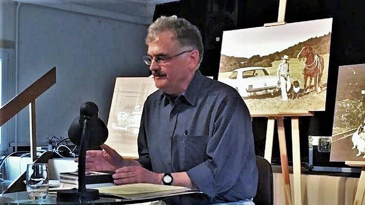 Autor Josef Krug - hier bei einer Lesung in der Bad Brückenauer Galerie "Form+Farbe".