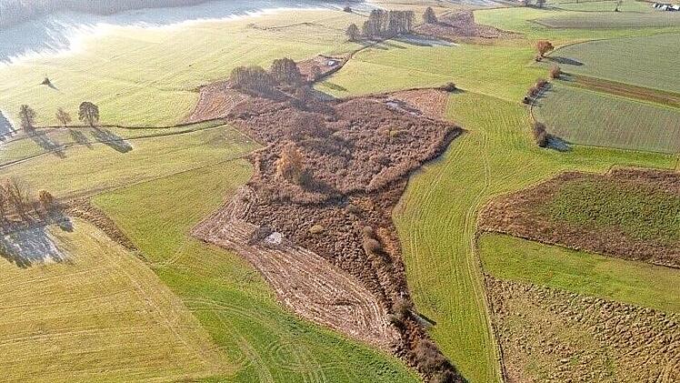 Auf dem Luftbild sind die unterschiedliche Vegetation und die neu angelegten Flachwasserzonen gut zu erkennen.