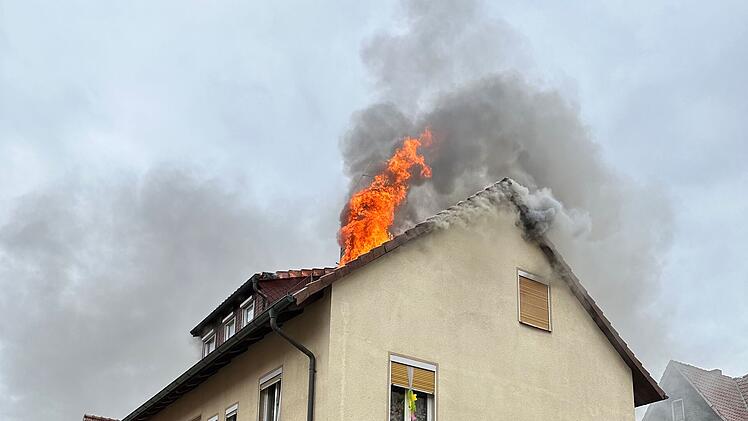 Brand in Kronach: Hohe Flammen schlagen aus dem Dach