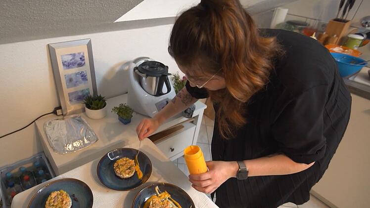 Als Vorspeise serviert Eva Lachstatar mit Mango und Pumpernickel-Crumble.