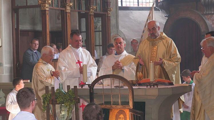 Während der Eucharistiefeier im Altarraum der St. Mauritiuskirche: Pfarrer Winfried Heid, Pfarrer Peter Göttke, Diakon Karl Leierseder, Domkapitular Warmuth, Pfarrvikar Christoph Schnellbacher und Pfarrer Alfons Junker.