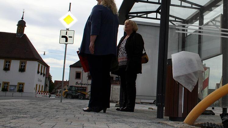 Am Buswartehäuschen kann man beobachten, wie sich der Marktplatz Zug um Zug der Fertigstellung nähert. Fotos: Peter Pfannes