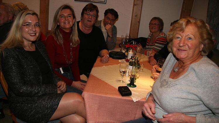 Plauderei nach den Reden: Die Staatssekretärin nimmt sich auch nach ihrem Vortrag noch Zeit.