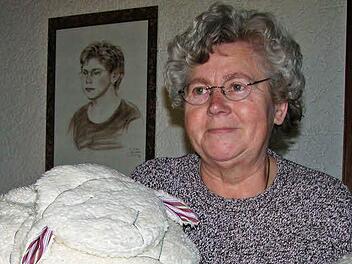 Schmuseweiche "Friedolins" sind die Renner. Hedwig Thomaka präsentiert eine kleine Auswahl. Jedes Stück ist ein handgefertigtes Unikat.  Foto: Klaus Oelzner