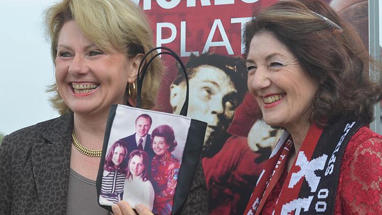 Die beiden Töchter von Max Morlock, Birgit Bussinger und Ursula Diehl, vor dem Max Morlock Platz.