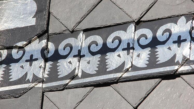 Noch glänzen die Staniolfolien im Sonnenlicht. Doch bald schon lässt die Patina die Metallfolie ergrauen.  Foto: Friedwald Schedel