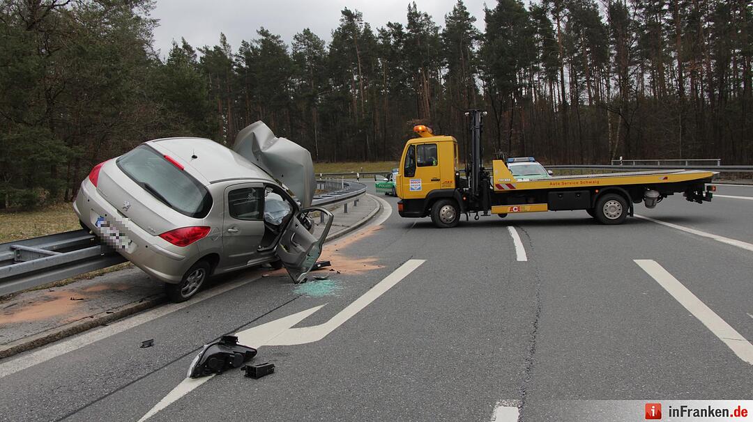 Fahrzeug rammt Verkehrsschild und landet auf Gegenfahrbahn