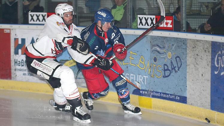 Haßfurts Verteidiger Marco Hildenbrand (links) will den Selber Sebastian Lück daran hindern, an den Puck zu gelangen.