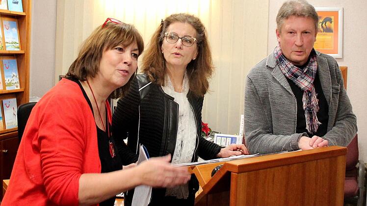 Beate Ehbauer-Dörres, Rektorin Gudrun Boss und Peter Kittel bei der Begrüßung Foto: Johanna Blum