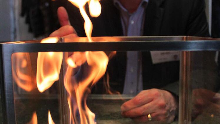An einem Designer-Gartenmöbel war Dieter Maier Feuer und Flamme für eine Neuauflage der Gartenmesse in Lichtenfels. Foto: Markus Häggberg