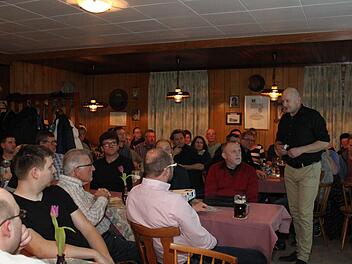 Bürgermeister Claus Schwarzmann (r.) bei der Bürgerversammlung in Drügendorf  Foto: Carmen Schwind