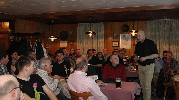 Bürgermeister Claus Schwarzmann (r.) bei der Bürgerversammlung in Drügendorf  Foto: Carmen Schwind