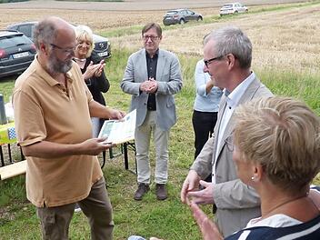 Imker Wolf-Dieter Schröber (l.) freut sich über den Leader-Förderbescheid.  Foto: Carmen Schwind