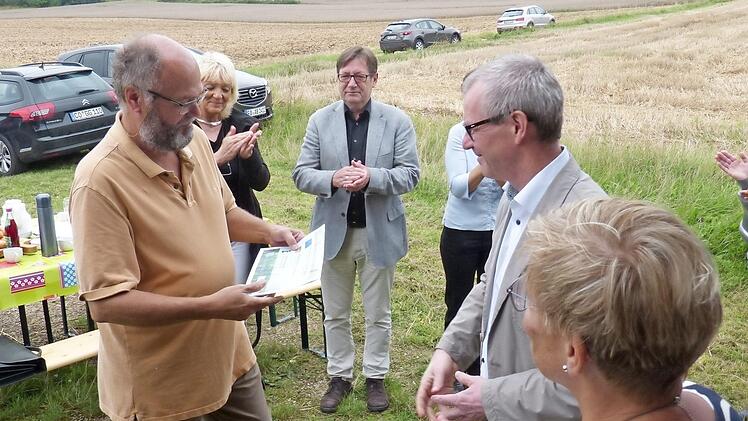 Imker Wolf-Dieter Schröber (l.) freut sich über den Leader-Förderbescheid.  Foto: Carmen Schwind