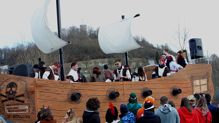Unter dem Wallburgturm: Die Eschenbacher brachten als "House-Breakers" die Zuschauer in Eltmann in Stimmung.  Günther Geiling
