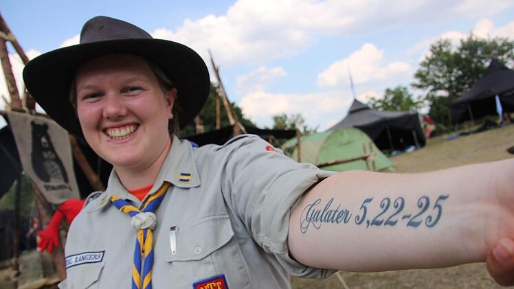 Camp-Pastorin Annabelle hat sich ihre Lieblings-Bibelstelle auf den Arm tätowieren lassen. Diana Fuchs
