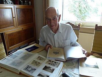 Egon Landgrafs Hobby ist die Familiengeschichte. Er hat zahlreiche Dokumente über seinen Vater Anton und seinen Schwiegervater Karl Roth, beides Schuhhersteller, zusammengetragen. Foto: Pauline Lindner