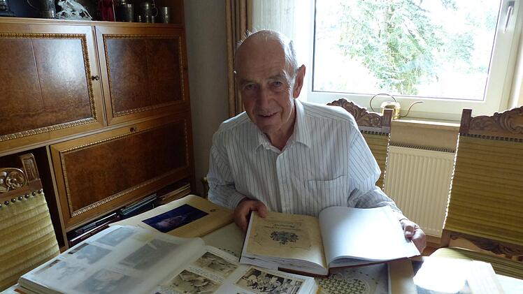 Egon Landgrafs Hobby ist die Familiengeschichte. Er hat zahlreiche Dokumente über seinen Vater Anton und seinen Schwiegervater Karl Roth, beides Schuhhersteller, zusammengetragen. Foto: Pauline Lindner