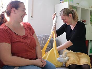 Franziska Stoewer (rechts) betreut Katharina Wießner und die wenige Wochen alte Clara.  Foto: Benedikt Borst
