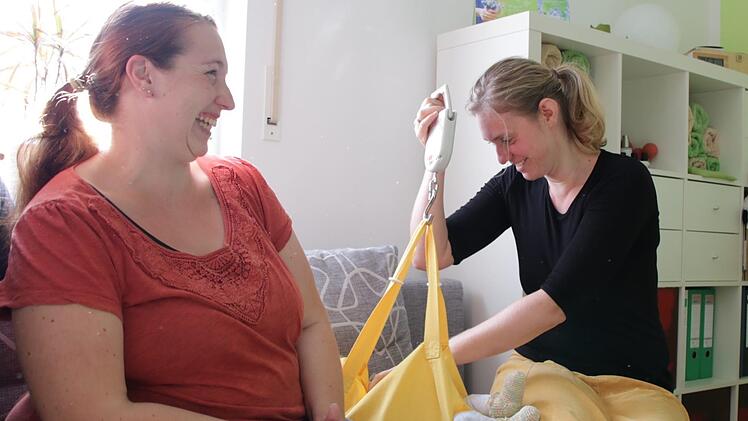 Franziska Stoewer (rechts) betreut Katharina Wießner und die wenige Wochen alte Clara.  Foto: Benedikt Borst