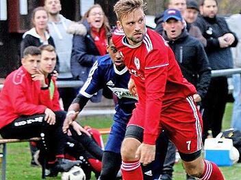 Der Krumer Torschütze Felix Hart (rotes Trikot) setzt sich gegen den Gochsheimer Fnan Tewelde (links) durch. Foto: Günther Geiling