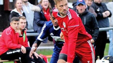 Der Krumer Torschütze Felix Hart (rotes Trikot) setzt sich gegen den Gochsheimer Fnan Tewelde (links) durch. Foto: Günther Geiling