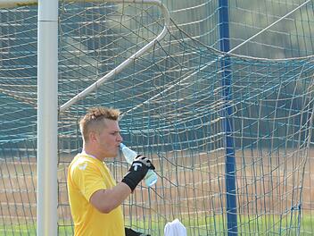 Deutlich zu viel im statt vor dem  Netz war Pascal Kümmert am vergangenen Wochenende. Denn im Spiel gegen den FC 06 Bad Kissingen musste der Keeper des FC Westheim gleich fünfmal hinter sich greifen. Foto: ssp