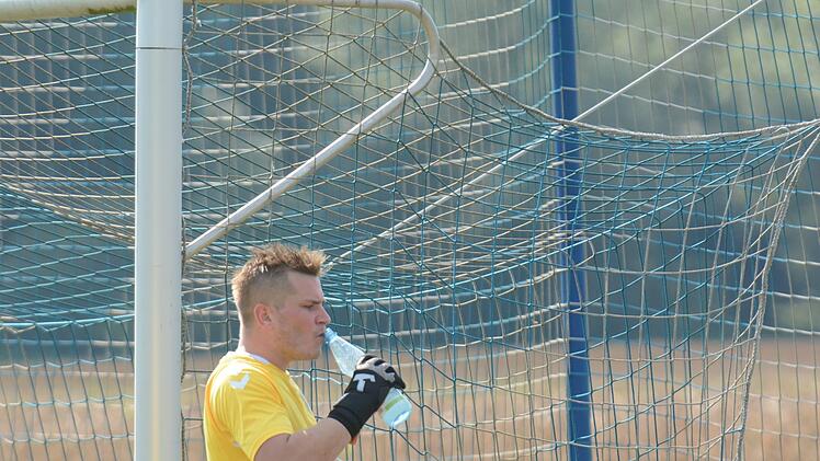 Deutlich zu viel im statt vor dem  Netz war Pascal Kümmert am vergangenen Wochenende. Denn im Spiel gegen den FC 06 Bad Kissingen musste der Keeper des FC Westheim gleich fünfmal hinter sich greifen. Foto: ssp