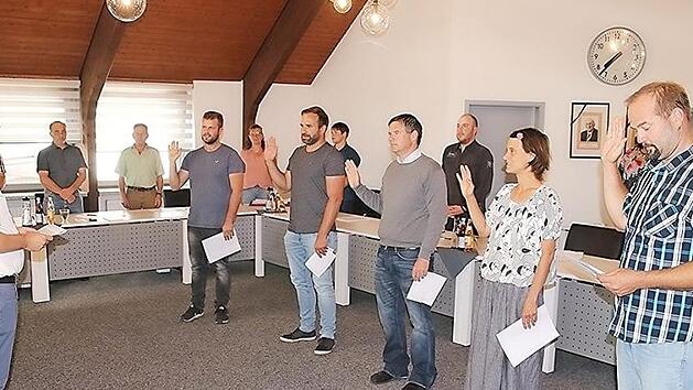 Bürgermeister Wolfram Thein (links) vereidigte in der Sitzung des Marktgemeinderates Maroldsweisach fünf Ortssprecher, die künftig am Ratstisch Platz nehmen dürfen. Dies sind, vorne von links: Michael Bätz, Todtenweisach, Ralf Weisbrod, Gresselgrund, Christian Vogel, Wasmuthhausen, Kerstin Brückner, Marbach, und Sven Scheidler, Gückelhirn. Sie waren in den jeweiligen Orten gewählt worden.  Foto: Helmut Will