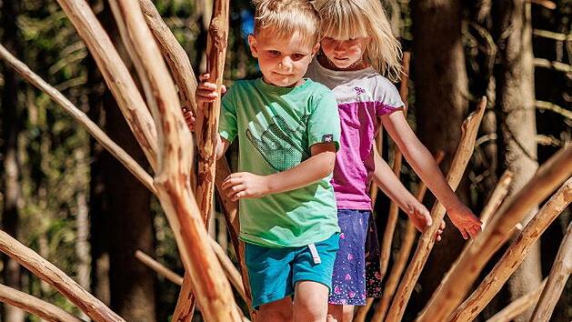 Der Barfu&szlig;-Sinnes-Pfad am Fichtelsee ist im Sommer auch f&uuml;r Kinder ein gro&szlig;es Erlebnis und Abenteuer.