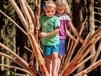 Der Barfu&szlig;-Sinnes-Pfad am Fichtelsee ist im Sommer auch f&uuml;r Kinder ein gro&szlig;es Erlebnis und Abenteuer.