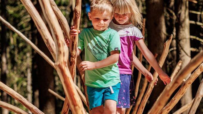 Der Barfu&szlig;-Sinnes-Pfad am Fichtelsee ist im Sommer auch f&uuml;r Kinder ein gro&szlig;es Erlebnis und Abenteuer.