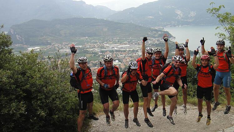 Ein Luftsprung auf den Erfolg: Nach fünf tollen Tagen liegt der Gardasee den TGK-Mountainbikern zu Füßen.  Foto: privat