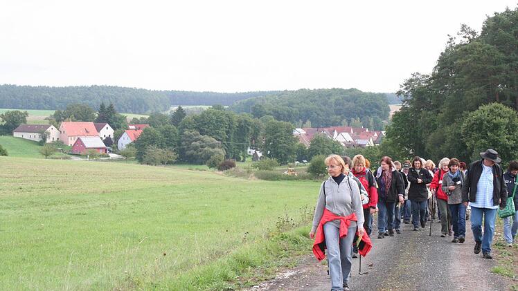 Es war diesig, als die Gruppe am Samstagvormittag die Anhöhe oberhalb von Dutendorf erwanderte. Foto: Evi Seeger